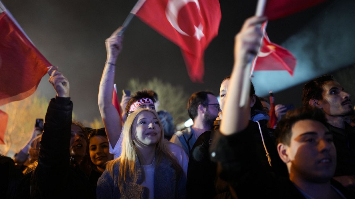 AK Parti döneminde İlim Yayma Cemiyeti'ne bağışlanan binayı CHP'li Bayrampaşa Belediyesi devraldı.