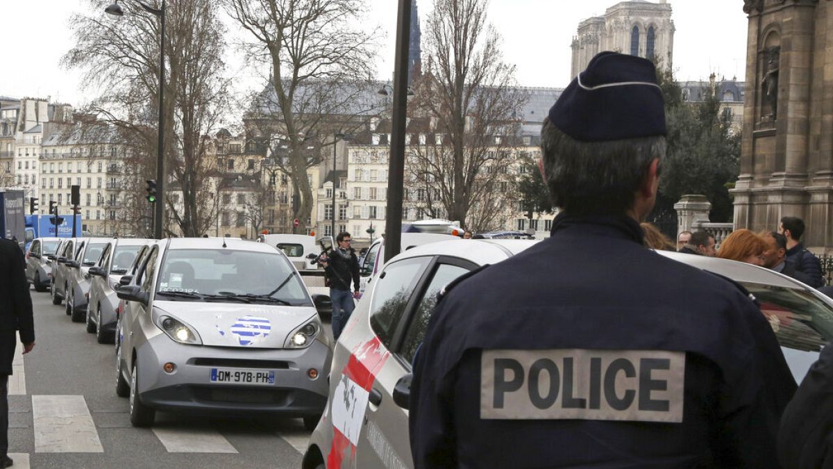 Fransız polisi, saldırı tehdidi nedeniyle Paris'teki İran Konsolosluğu'nu kordon altına aldı.