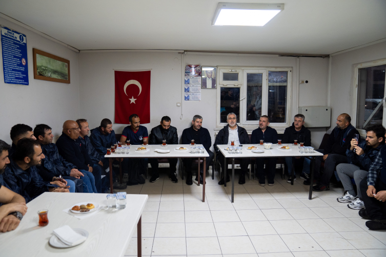 Çalışma ve Sosyal Güvenlik Bakanı Işıkhan 1 Mayıs'ı işçilerle karşıladı