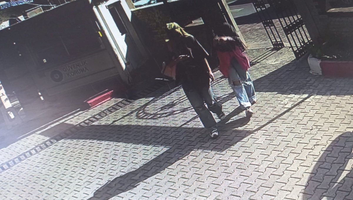 Mezarlıktaki görüntüler tepkiyi çekti: İçindeki kıyafetlerini değiştirdiler - görsel 2