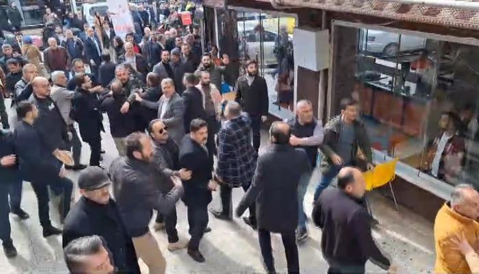 Meral Akşener'in esnaf ziyaretinde arbede!  Yeniden Refah Partisi pankart asmak isteyince kaos yaşandı.