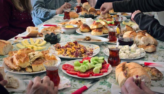 Herkes hiç düşünmeden yemeğe katıyor!  Hastalığa davetiye çıkarın.  Uyarı "Bunu masanıza koymayın."