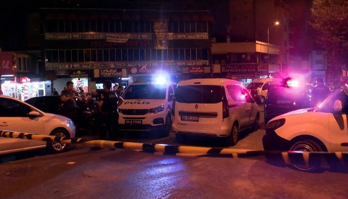 Küçükçekmece'de silahlı saldırı!  Otomobilin üzerine kurşun yağdı: 2'si ağır, 1'i yaralandı