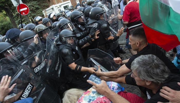 Bulgaristan'ın avroya geçişi protesto edildi, göstericilerle polis birbirine girdi