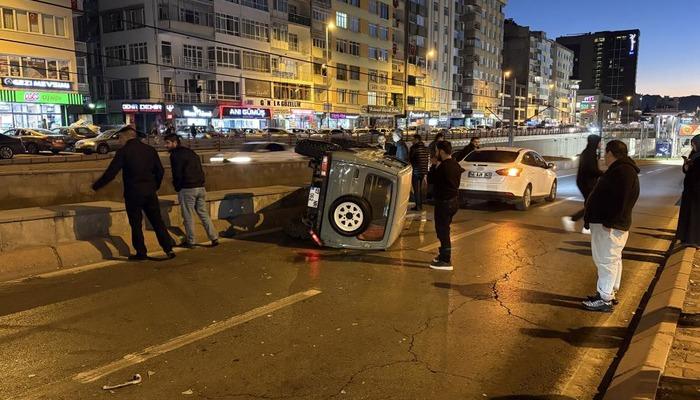 Otomobilin çarptığı cip yan yattı, yol trafiğe kapandı