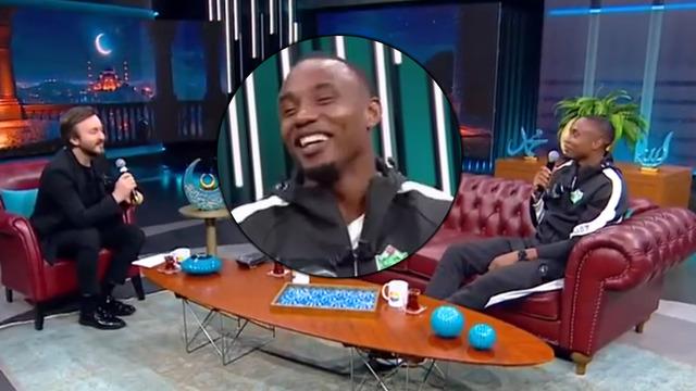 Fode Koita'dan Canlı Yayında Şaşırtan Performans: "Kabe'de Hacılar" İlahisi Sosyal Medyayı Kasıp Kavurdu!