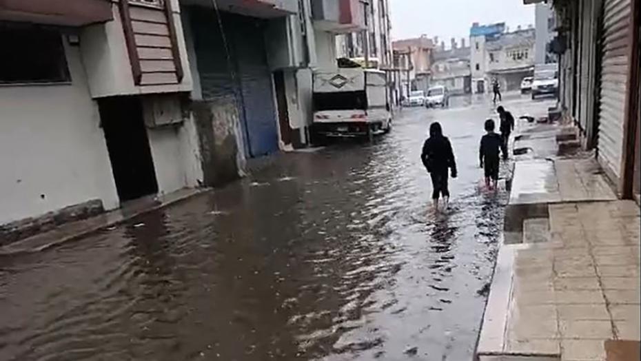 Adana'da Şiddetli Yağış Caddeleri Göl Haline Getirdi