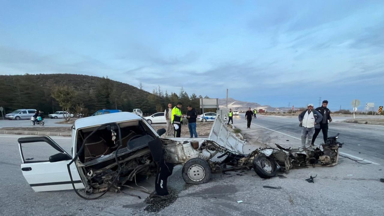 Burdur'da iki otomobil çarpıştı, otomobillerden biri ikiye bölündü: 6 yaralı