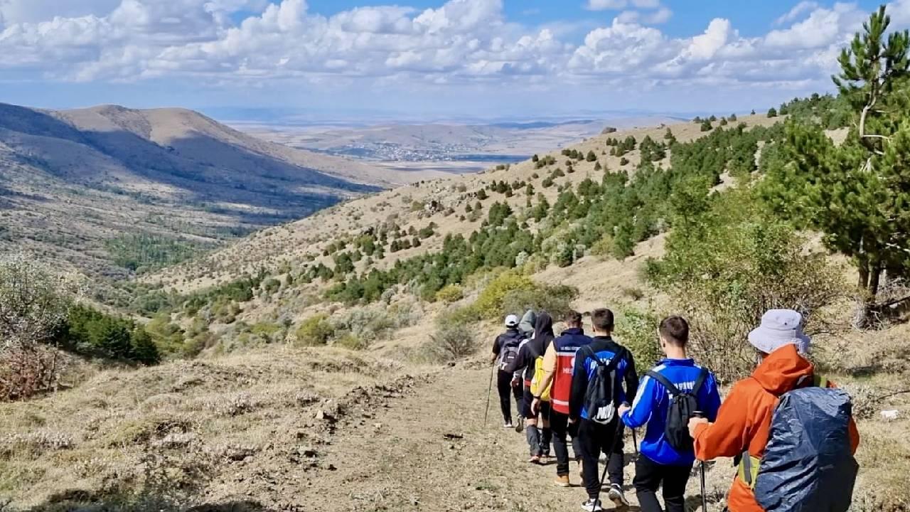 Kırşehirli dağcılar Neşet Ertaş'ı Gönül Dağı'nda andı