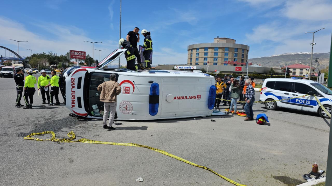 Erzincan'da otomobil ile ambulansın çarpışması sonucu meydana gelen kazada 6 kişi yaralandı.