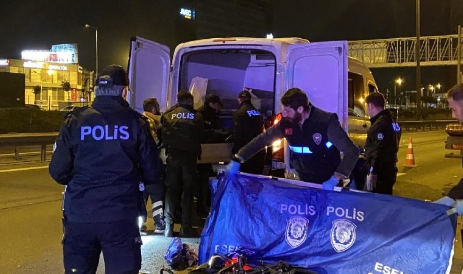 Esenler TEM Otoyolu'nda feci kaza... Motosiklet asfalt yenileme aracına çarptı: 1 ölü - Son Dakika Türkiye Haberleri