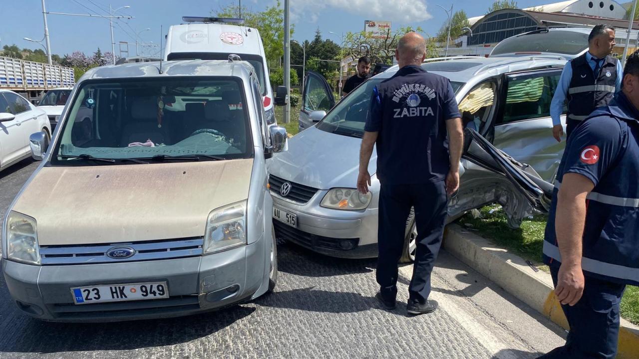Malatya'da 3 aracın karıştığı kazada 4 kişi yaralandı.