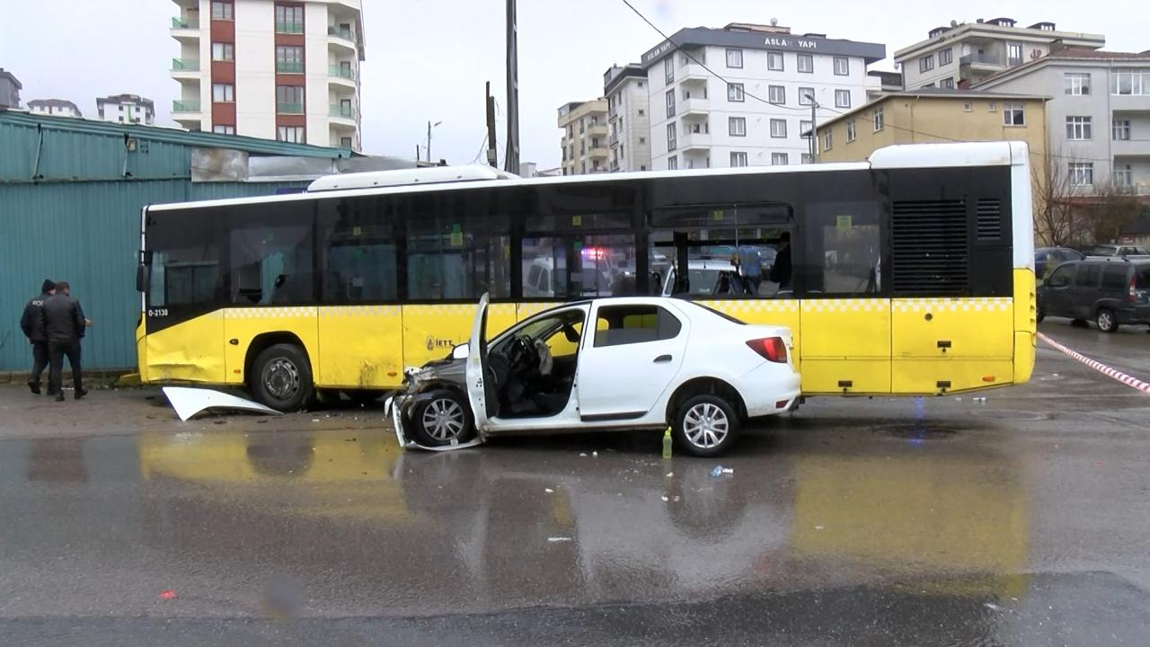 Sultanbeyli'de otobüs ile İETT otomobili çarpıştı: 6 yaralı