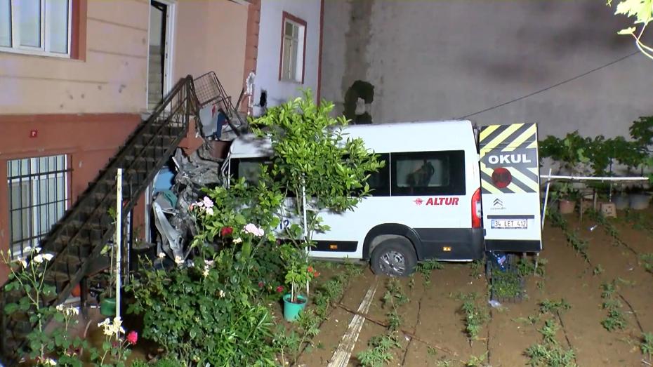 Çekmeköy’de Servis Minibüsünün Evin Bahçesine Uçtuğu Olay Kameraya Yansıdı; 1 Ölü