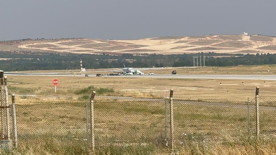 Gaziantep Havalimanı'nda Uçak Lastiği Patladı: Güvenli Tahliye Sağlandı