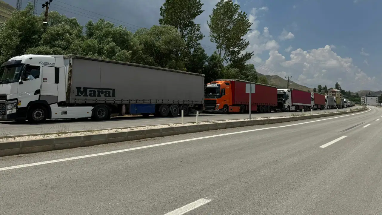 Esendere Sınır Kapısı'nda Uzayan Tır Kuyruğu nedeniyle İşlem Süreleri Uzadı