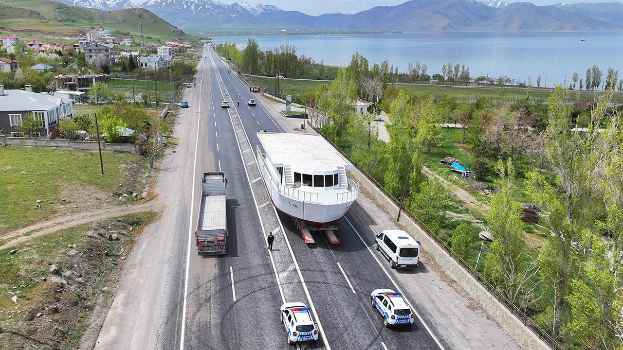 110 tonluk turist teknesi 8 saatte Van Gölü'ne teslim edildi