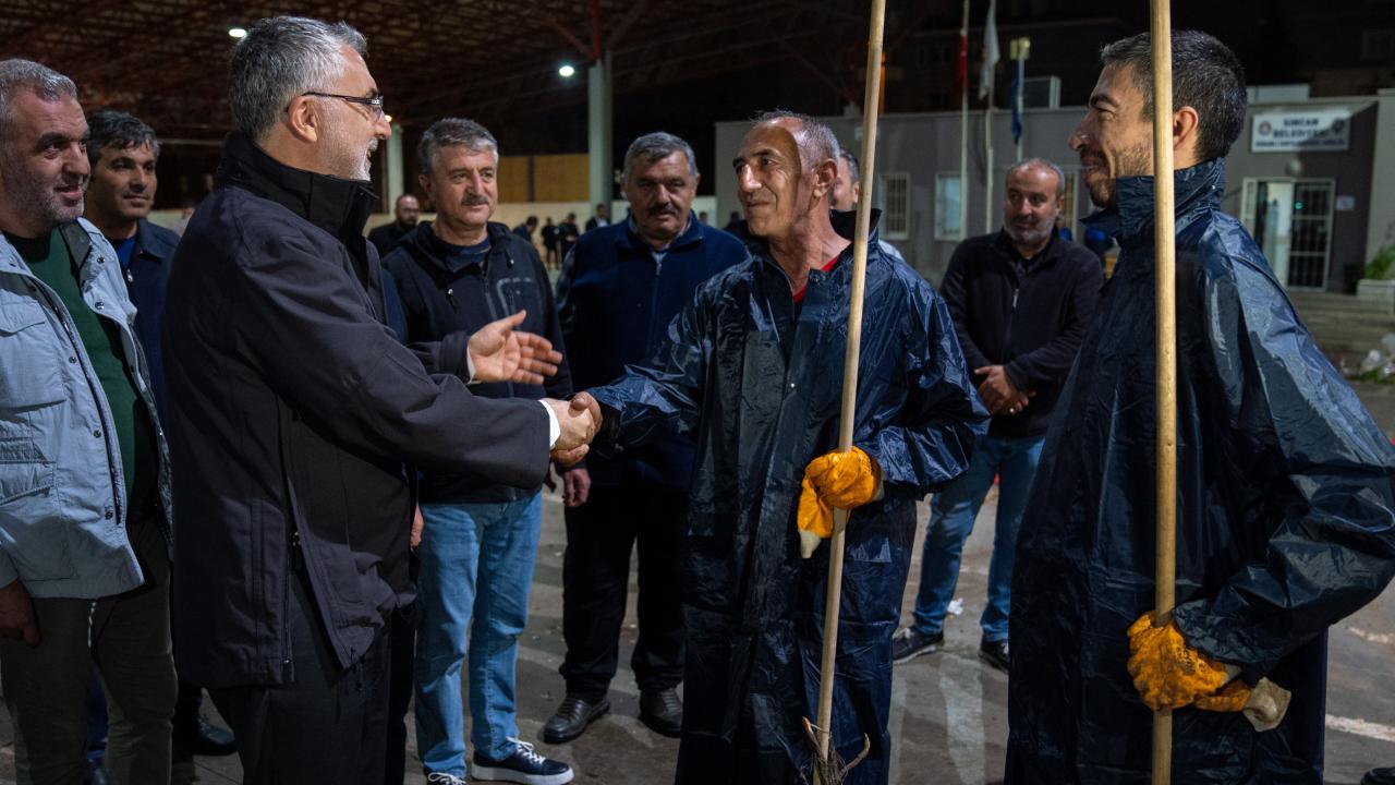 Çalışma ve Sosyal Güvenlik Bakanı Işıkhan 1 Mayıs'ı işçilerle karşıladı