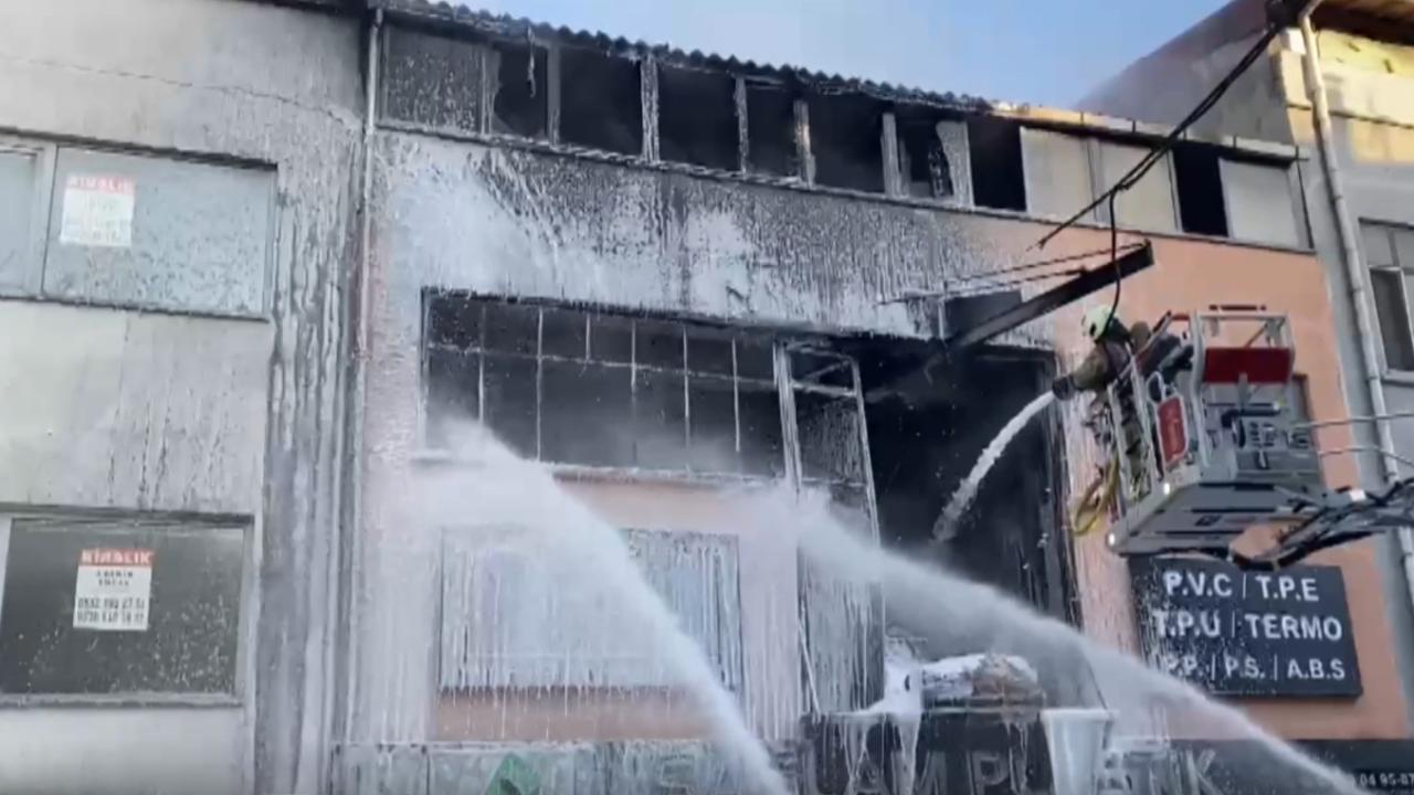 Bayrampaşa'da plastik hammadde üreten iş yerinde yangın