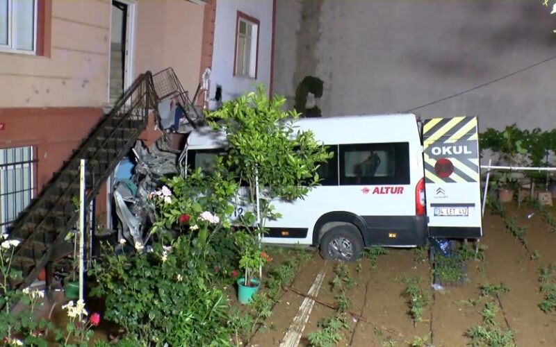 Çekmeköy’de Servis Minibüsünün Evin Bahçesine Uçtuğu Olay Kameraya Yansıdı; 1 Ölü